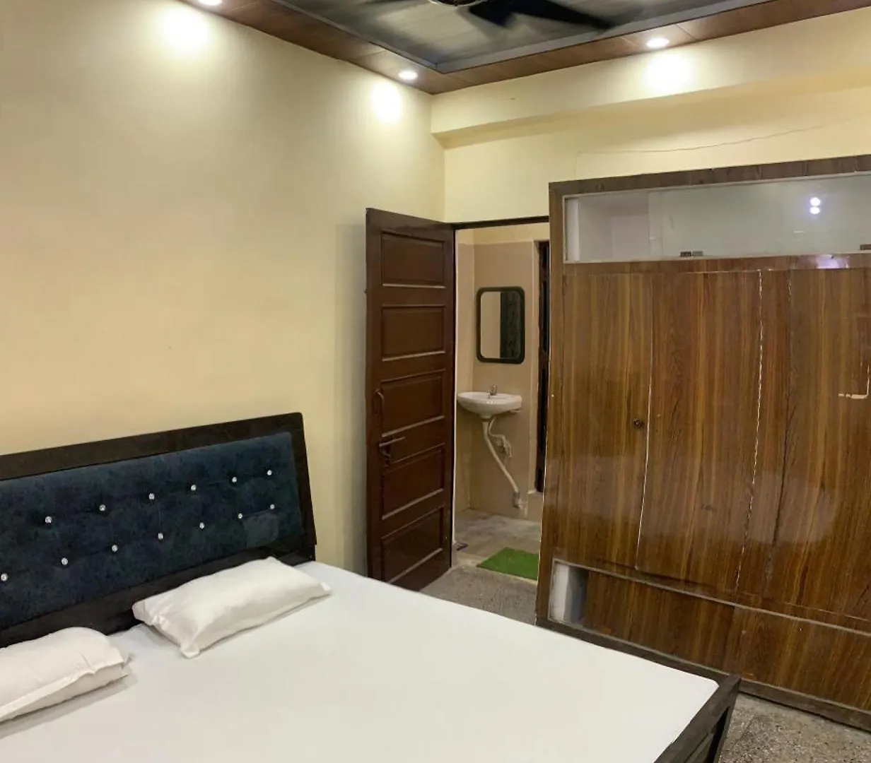 Sheesh Mahal Home Stay فاراناسي 0*,  الهند